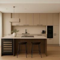 Lemari Dapur Modern yang Dapat Disesuaikan dengan Finishing Veneer Kayu Walnut Gelap dan Meja Pulau dari Batu Sinter untuk Apartemen Mewah