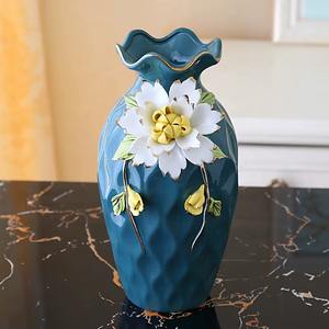 Llamativo; los floreros de cerámica realzan el equilibrio visual de los arreglos florales mediante su forma estructurada. - Product Image 2