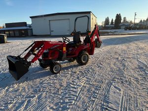 fairly used Massey Ferguson GC1723EB Sub Compact Backhoe Tractor - Product Image 6