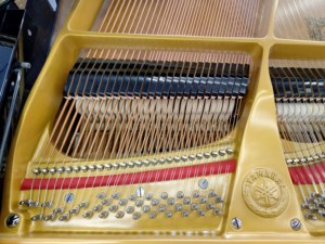 เปียโนแกรนด์ Yamaha G2E 88 คีย์ เครื่องดนตรีระดับมืออาชีพสำหรับคอนเสิร์ต แผ่นหน้าไม้สปรูซคุณภาพพรีเมียม เสียงสะท้อนที่ไพเราะ รุ่น 2353070 - Product Image 3