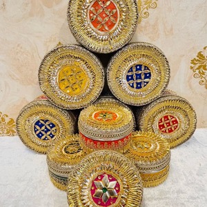 กล่องเหล็กตกแต่งลายโกต้า - ขนมมิธาย - ผลไม้อบแห้ง - ของขวัญสำหรับพุจ - ขนมหวาน - บัจี - ของชำร่วยงานแต่งงานฮินดูปัญจาบี - Product Image 5