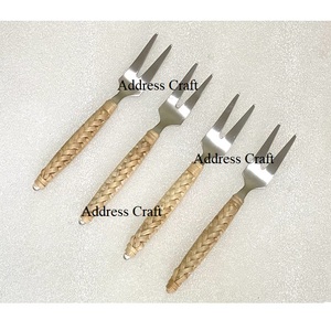 Grossiste indien Ensemble de fourchettes à dîner en acier inoxydable de luxe Poignée en rotin Logo gravé personnalisé Fourchette à fruits de luxe en osier - Product Image 2