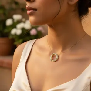 Anillo de Eternidad con Racimo de Gemas Blancas en Oro de 18K para Uso Diario Moderno de Mujer - Product Image 3