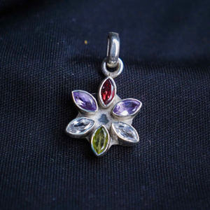 Colgante de diseño de flor de plata esterlina con ajuste de bisel de piedra mixta Encanto de joyería elegante - Product Image 1