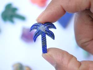 Colgante de cristal con abalorio de palmera de piedras preciosas talladas a mano para la fabricación de joyas - Product Image 6