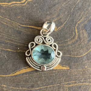 Colgante de Topacio Azul Hecho a Mano con Diseño de Diamante Corte Esmeralda, Baño de Rodio, Engaste de Oro Rosa y Platino, con Incrustaciones - Product Image 1