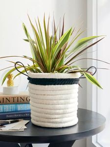 Porte-plante en macramé fait main avec des franges et des glands pour les pots de fleurs suspendus à l'intérieur, décoration bohème écologique - Product Image 5