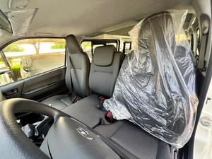 OFERTA ESPECIAL 2023 TOYOTA HI-A-CE DELUXE 15 PLAZAS, TECHO BAJO ESTÁNDAR, 2.5L 4 CILINDROS - Product Image 2