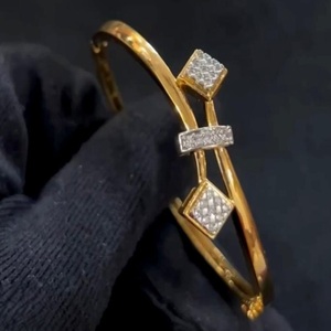 Bracelet ouvrable de haute qualité avec finition dorée et zircon CZ, pour les fonctions traditionnelles modernes, à porter pour les femmes et les filles - Product Image 1
