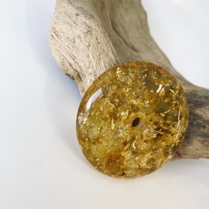 Pendentif Donut en Ambre Jaune de la Baltique, Ambre Cognac Clair avec Inclusions - Product Image 3