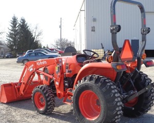 รถแทรกเตอร์ขนาดเล็ก Kubota L3902 MFWD, 5.5ft Q/A ถัง, ยางหน้า: 29x9 50-15, ยางหลัง: 43x16 00-20 - Product Image 6
