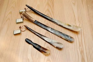 Chausse-pied en corne naturelle de qualité supérieure avec sangle en cuir pour un usage quotidien et un soutien doux du talon, fabriqué à la main en Inde - Product Image 4