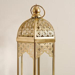 Lanterne en verre haute en métal doré avec un élégant dôme supérieur, ventilation perforée, design classique pour la décoration de maison de luxe - Product Image 3