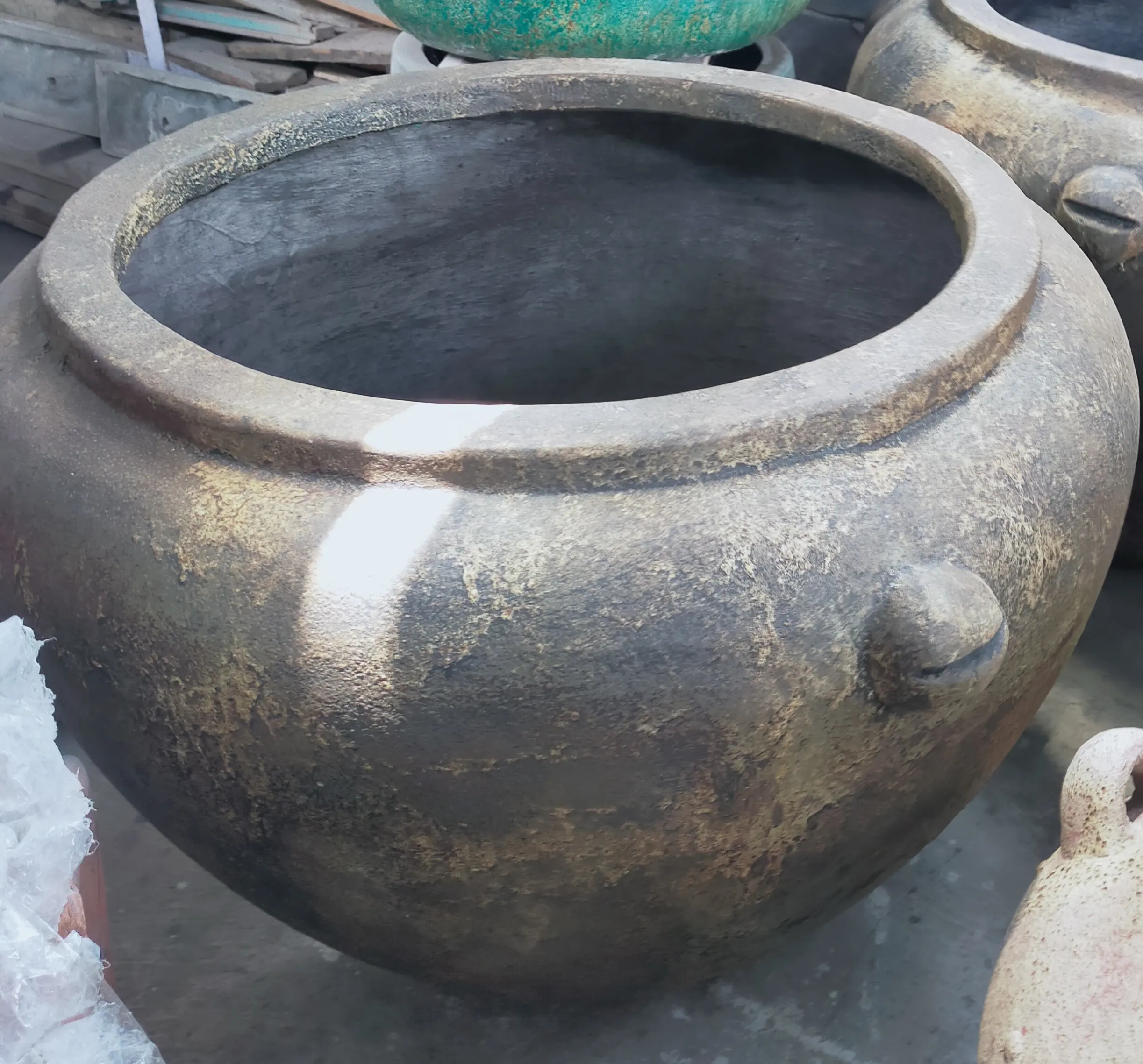 GRC Pot dan Vas Besar Adalah Pot Unik dari Bali. Kami Menyediakan Pot dan Vas GRC Khusus Berdasarkan Kebutuhan Anda