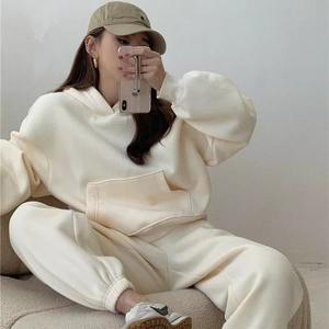 Survêtement deux pièces pour femme avec tissu doux et confortable idéal pour la course à pied, le yoga ou à la maison - Product Image 1