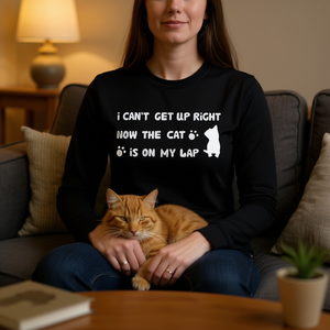 Camiseta de Manga Larga para Amantes de los Gatos con la Frase "No Puedo Levantarme Ahora, el Gato Está en Mi Regazo" - Producto Promocional - Product Image 3
