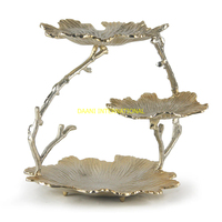Support à gâteau rond en marbre blanc avec base en acier inoxydable poli et accents de fleurs dorées pour un support à gâteau élégant pour les fêtes