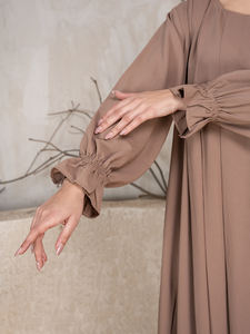 Vêtements islamiques de collection supérieure pour femmes Robe abaya en tissu polyester CYK Crickle Khimar pour femmes chez Wholesale Supply - Product Image 4