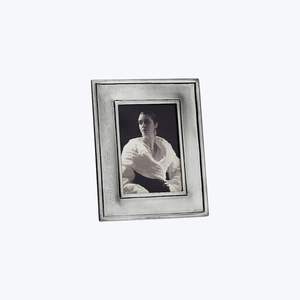 Marco de fotos artístico de metal diseñado para espacios refinados que ofrece una forma atractiva de exhibir fotografías memorables - Product Image 6