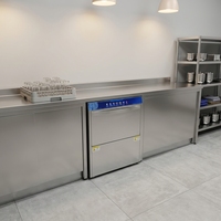 Lave-vaisselle professionnel encastrable avec design compact pour comptoir de bar à café