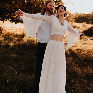 Top de Novia de Encaje Color Marfil con Mangas Largas Tipo Campana, Top Corto para Vestido de Novia, Cuello Corazón, Materiales Personalizables - Modelo # 2062 - Product Image 4