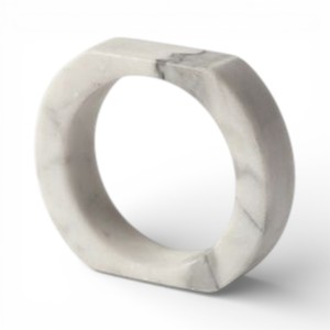 Anneaux de serviette marbrés blancs et gris avec des bords effilés pour une décoration de table contemporaine Unique - Product Image 4