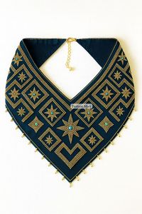Bandana de terciopelo con cuentas a mano de lujo, collar bordado de diseñador con perlas y detalles dorados - Product Image 4