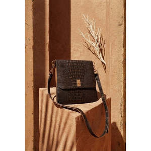 Bolso Bandolera de Cuero Vacuno para Mujer - Bolso Casual de Gran Capacidad, Elegante y Duradero con Cadenas y Estampado - Product Image 1