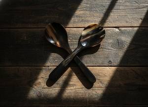 Paire d'ustensiles de service jetables en corne naturelle unique avec des poignées en bois rustique pour une utilisation moderne et festive dans les maisons classiques et modernes - Product Image 6