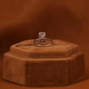 Anillo de compromiso de diamante cultivado en laboratorio de corte radiante Halo oculto 14K Oro sólido Chapado en oro Estilo de moda Accent IGI Certified-Mujer - Product Image 3