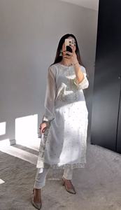 Ensemble Kurta en Chiffon Blanc Brodé Floral de Luxe Unity pour Femmes, Vêtement Ethnique Premium d'été avec Dupatta - Product Image 2