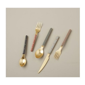 Ensemble de couverts à poignée en résine or PVD au design unique Couverts et vaisselle de mariage durables pour la cuisine ou le restaurant - Product Image 1