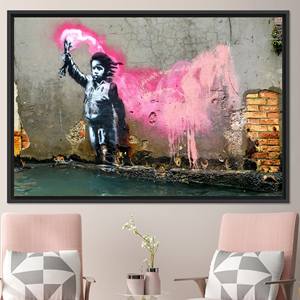 Toile imprimée : Art graffiti enfant migrant de Banksy, décoration élégante pour la maison, TOILE ENCARTÉCHÉE NOIRE - Product Image 1