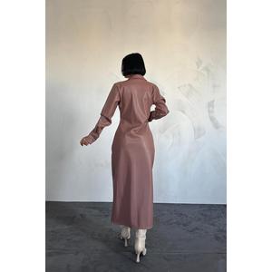Robe longue en cuir rose poudré, coupe fourreau, avec détails boutonnés, vente en gros - Product Image 1