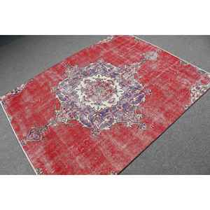 Alfombra Vintage de 4.7x5.9 pies, Alfombra Turca, Alfombra de Lana Abstracta Roja y Azul - Product Image 2