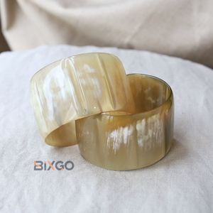 Brazalete C Cónico de Cuerno de Búfalo Blanco Hecho a Mano en Vietnam, Se Aceptan Pedidos al por Mayor y Personalizados - Product Image 1