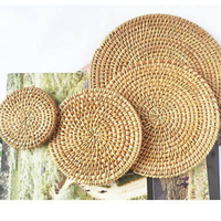 Piring anyaman rotan rumput laut alami motif lingkaran klasik tema bunga buatan tangan ramah lingkungan dekorasi rumah Vietnam