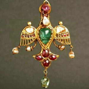 Baaj-e-Bahar-Royal Winged Whisper, diamant taille émeraude serti clos, pour cadeau - Product Image 1