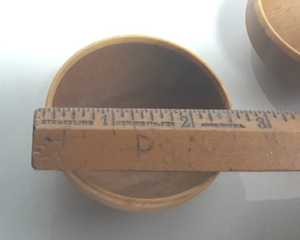 Les bols présentent une couleur de bois blond clair et un motif de grain distinct, ce qui suggère fortement qu'ils sont fabriqués à partir de bois - Product Image 4