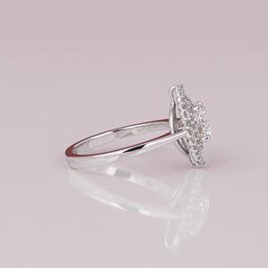 Anillo de compromiso de oro macizo de 18 quilates Diseño de doble Halo Starburst con diamante de corte Baguette Chapado en oro Certificado sin conflictos IGI - Product Image 5