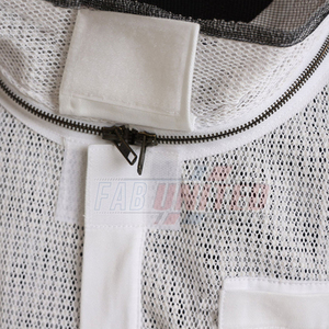 Costume d'apiculture avec voile de style escrime et design ventilé Costume d'apiculteur respirant avec fermeture éclair avant et gants de sécurité - Product Image 6