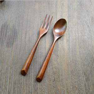 Ensemble de couverts en bois classique conçu pour les maisons traditionnelles, offrant une esthétique chaleureuse et une texture polie et lisse - Product Image 6