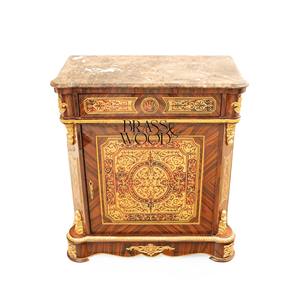 Mueble Zapatero de Lujo Estilo Francés con Tapa de Mármol Oscuro, Intrincada Marquetería Boulle y Detalles en Latón Dorado para Salón de Palacio - Product Image 1