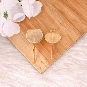 Pendientes Clásicos de Latón Chapado en Oro Amarillo, Pendientes de Diseño Hechos a Mano de Latón Chapado en Oro de Alta Calidad, Regalo de Cumpleaños - Product Image 4