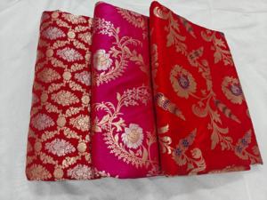 Lujosos saris de seda brocada hechos a medida en color rojo, ideales para diseñadores de moda y tiendas de saris para reventa Choli - Product Image 2