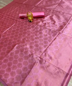 Découvrez l'attrait de notre riche crape sarees, orné d'un travail exquis du diamant, garanti pour faire tourner les têtes - Product Image 6