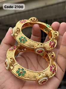 Bracelets en métal Rajwadi de qualité supérieure avec motifs floraux gravés Pierres vertes et rouges Parfait pour les célébrations de mariage et les festivals - Product Image 5