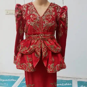 NEW--DESIGN DE BRODERIE SUR ROBE KARAKOU ROUGE ALGÉRIENNE AVEC ORNEE DE PERLES DE VERRE EN CRISTAL, PIERRE, TRAVAIL DABKA @ 2024 - Product Image 1