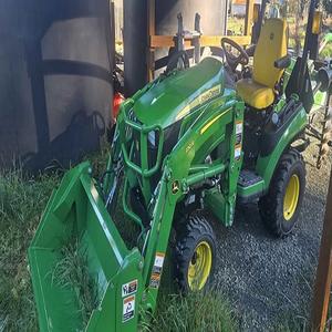 Tractor Agrícola John Deere 1025R de Alta Calidad con Cortadora y Cargador para Uso Agrícola - Buen Estado - Product Image 4