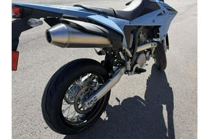 Compre Ahora la DR-Z4SM 2026 - La Nueva Motocicleta Supermoto de Suzuki en Venta con GARANTÍA - Product Image 2